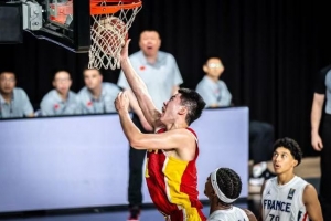 媒体人指出:两队实力差距明显,替补球员出色表现成比赛最大亮点