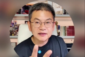 苏群指出：中国男篮训练成效不佳，内外线配合脱节，缺乏核心球员，战术缺乏识别度