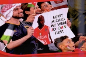 球迷玩梗：世界杯约旦球迷举牌向乔丹道歉，称自己是最早的Jordan