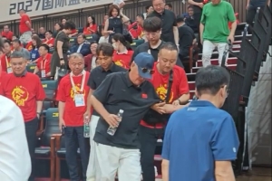 赵本山与宋小宝现场目睹男篮世预赛比赛，工作人员搀扶下提前退场