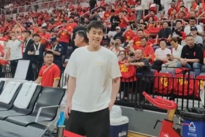 郭艾伦现场助阵，目睹中国男篮对决日本男篮