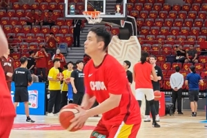 中国男篮赛前热身，赵继伟三分球10投9中急需外线火力支援