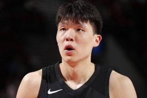 开拓者自媒体：签约卡尔森和保留罗威意图明显 球队对杨瀚森信心不足