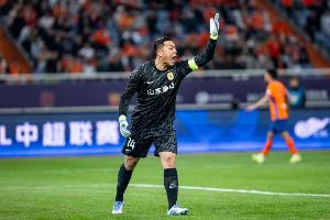 鲁媒称：泰山客战国安常现红牌，王大雷被球迷辱骂及涉及家人