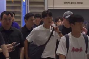 待遇悬殊！洪明甫返韩遭遇骂声一片，孙兴慜今日归国获球迷支持