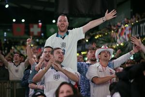 英格兰球迷对墨西哥比赛时间调整表示不满：球迷再次被视作微不足道