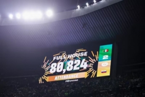 狂热！80824观众涌入阿兹特克体育场见证墨西哥2-0击败厄瓜多尔，场馆座无虚席！
