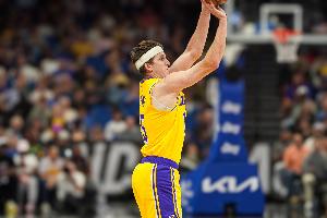 震惊！湖人休赛期投入高达4.46亿，里夫斯签下4年1.85亿合同，凯斯勒获4年1.3亿合约
