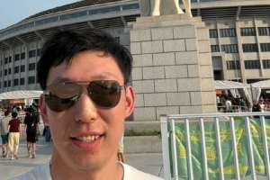 足篮合作！周琦力挺同城队伍：三里屯国安签到！