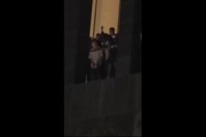 C罗人气爆棚！现身酒店阳台，引发众多球迷欢呼