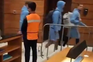 英格兰抵达墨西哥酒店，遇数百球迷嘘声