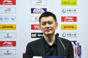 杨鸣表示：世界杯中场休息时，众多前锋纷纷渴了饿了，却鲜有人关注后卫